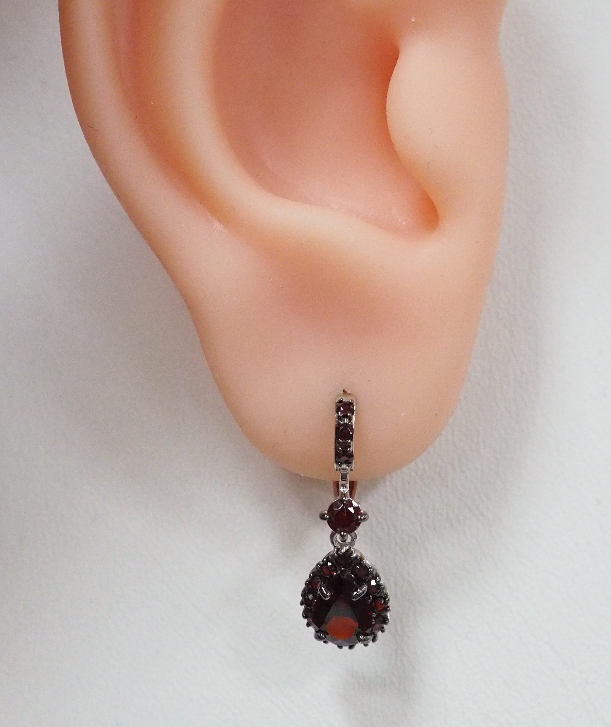 Серебряные серьги с гранатами